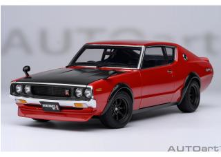 NISSAN SKYLINE 2000 GT-R (KPGC110) TUNED VERSION „CARBON BLACK BONNET“ rot AUTOart 1:18 Composite